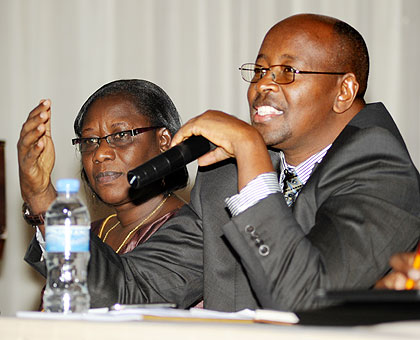 Local Government Minister James Musoni (R) speaks to local leaders as State Minister for Social Affairs Alivera Mukabaramba looks on. The New Times / John Mbanda.