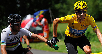 Britainu2019s Bradley Wiggins (R) retains the yellow jersey. Net photo.