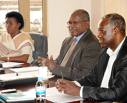 Parliamentary Political Affairs and Gender Committee Chairman, Kayiranga Rwasa (R), and Deputy Ombudspersons Augustine Nzindukiyimana (C) and Bernadette Kanzayire yesterday. The New Times / John Mbanda.