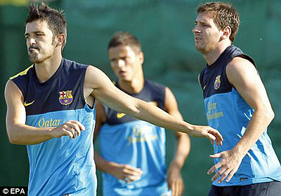 Reigning World Player of the Year Messi (R) and David Villa (L) in pre-season training on Wednesday. Net photo.