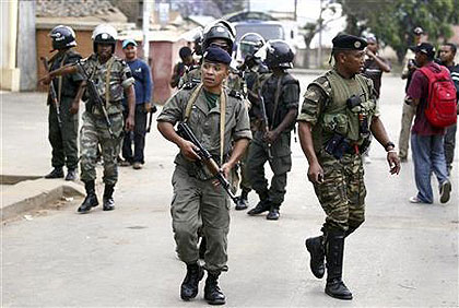 Soldiers patrol the street as they disperse crowds gathering near barracks in Ivato, about 17 kilometres (10.6 miles) outside the capital Antananarivo November 19 2010. Net photo.