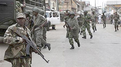 Members of the Madagascaru2019s security force run to take up positions as others storm an army barracks in Ivato, about 17 kilometres outside the capital Antananarivo / Net photo.