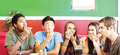 Teens eating at a restaurant. Net photo.