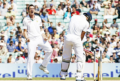 Steyn celebrates after bowling Bopara for 22 runs on Monday morning. Net photo.