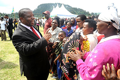 Northern Province Governor Aime Bosenibamwe talks to residents in Musanze District recently.  The New Times / John Mbanda.