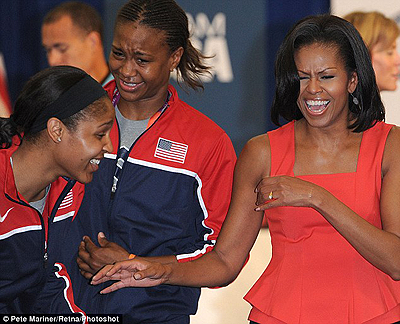 Michelle Obam (R) relaxed with the female athletes. Net photos.