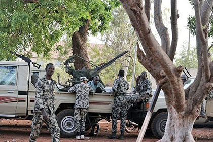 Malian soldiers stand guard in April 2012 at the Kati military camp near Bamako. Net photo.