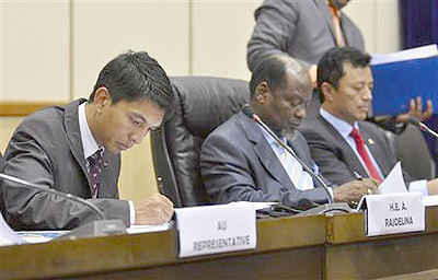 L-R) Madagascars President Andry Rajoelina, former Mozambican President Joachim Chissano and former Madagascar President Marc Ravalomanana sign a peace accord in Maputo. Net Photo