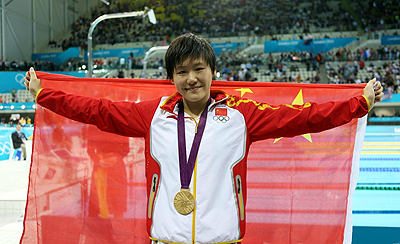 China's Ye Shiwen poses with her gold medal after winning the women's 200m. Net photo.