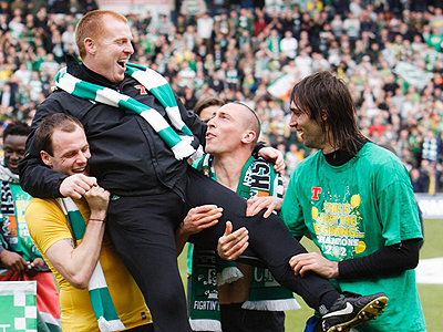 Celtic manager Neil Lennon is carried shoulder high by his players after winning last season's Scottish league. Net photo.
