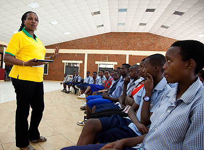 Imbuto Foundation Director General Radegonde Ndejuru talking to pupils of Kacyiru primary school yesterday. The New Times / Timothy Kisambira.