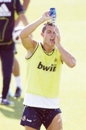 Cristiano Ronaldo cools off by pouring water all over his face while training with Real Madrid last season. Net photo.