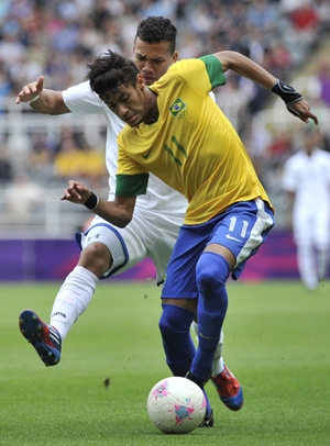 Mario Martinez of Honduras (background) and Neymar of Brazil battles. Net photo.