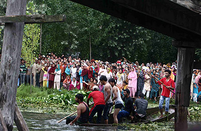 This photo taken on August 11, 2012 shows rescue officials at the site of a bus accident in the northern Indian state of Himachal Pradesh. Net photo.