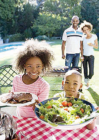 Children can help set the table before meals and clear it after. Net photo.