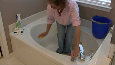 A woman cleaning her bathtub. Net photo.