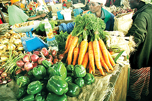 Traders at a Kigali City market: Inflation has eased the prices of foodstuffs. The New Times / File.