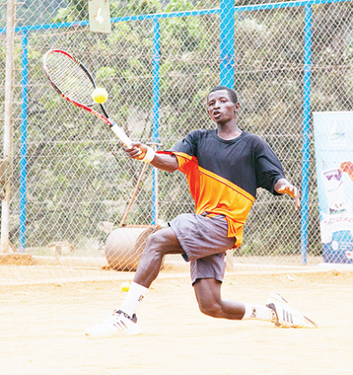 Ernest Habiyambere powered his way into the semi finals after beating Rajab Ntamba yesterday at Cercle Sportif in Rugunga. The New Times/Timothy Kisambira.