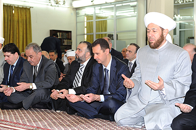 Syrian President Bashar Al-Assad (2nd R) performs Eid al-Fitr prayers at Al-Hamad Mosque in Mohajirin Quarter, Damascus, Syria. Net photo.