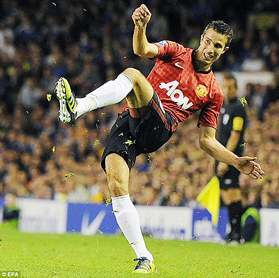 Alex Ferguson blamed his players for not involving Robin van Persie enough. Net photo.