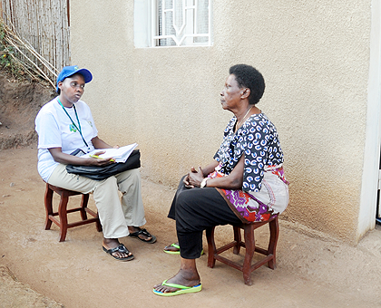 A cordial interaction between an enumerator and a resident. Isolated problems have been reported. The New Times/John Mbanda.