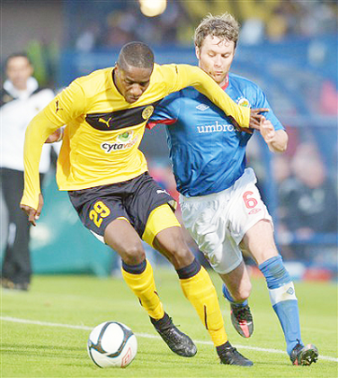 Edwin Ouon (L) and Ryan Henderson battle for possesion during Wednesdayu2019s Champions League qualifier. Net photo.