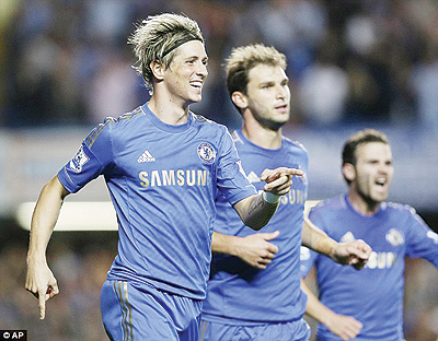 Fernando Torres (left) scored the decisive goal to send Chelsea top of the league. Net photo.