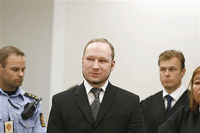 Norwegian mass killer Anders Behring Breivik (C) arrives in the court room at Oslo Courthouse on                  August 24, 2012. Net photo.