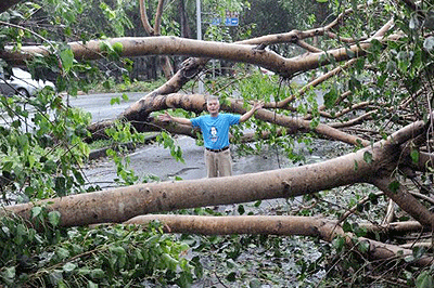 Towns across southern Taiwan faced power shortages following Typhoon Tembin. Net photo.