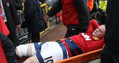 Wayne Rooney is likely to be out for four weeks after suffering leg injury. Net photo.