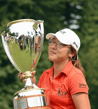 Amateur Lydia Ko of New Zealand poses with the trophy after the final round of the Canadian Womenu2019s Open. Net photo.