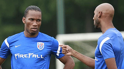 Shanghai Shenhua's Nicolas Anelka (R) speaks to his team mate Didier Drogba. Net photo.