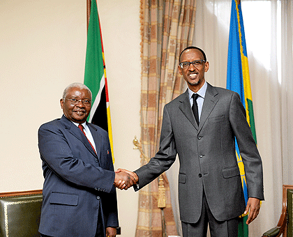 President Paul Kagame and his Mozambican counterpart Armando Guebuza (L) during their meeting at the formeru2019s office yesterday. The New Times  Village Urugwiro.