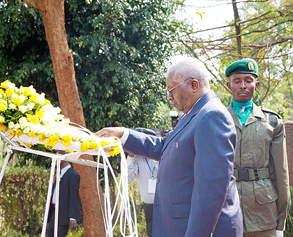 President Armando Emilio Guebuza lays a wreath at Kigali Memorial Centre. The New Times/Timothy Kisambira.