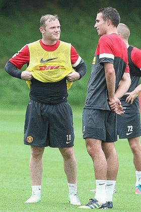 Robin van Persie (R) to shoulder the goal-scoring burden when they travel to Southampton on Sunday without the injured Wayne Rooney (L). Net photo.