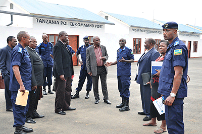 Members of the Tanzanian police with their Rwandan counterparts. The New Times / File.