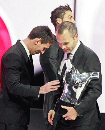 Iniesta (C) came ahead of team-mate Lionel Messi  (L) and Real Madrid's Cristiano Ronaldo (R). Net photo.