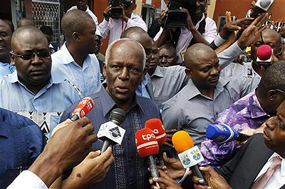 Angolan President Jose Eduardo dos Santos (C) addresses the media after casting his vote during national elections in the capital Luanda, August 31. Net photo.