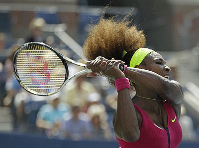 Serena Williams returns a shot to Russia's Ekaterina Makarova in the third round. Net photo>