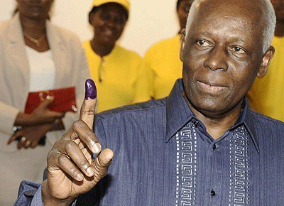 Angolan President Jose Eduardo Dos Santos shows his ink-marked finger as proof of his ballot cast at a polling station in Luanda. Net photo.