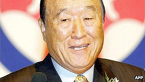 Sun Myung Moon was a controversial figure who ran arms factories and was once jailed for tax evasion. Net photo.