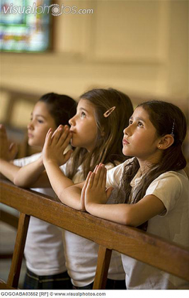 Children praying to God. Net photo.