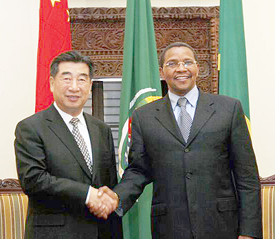 Tanzanian President Jakaya Kikwete (R) meets with visiting Chinese Vice Premier Hui Liangyu in Dar es Salaam, capital of Tanzania, Sept. 5. Net phone.