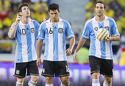 Lionel Messi (L) has been deployed just behind the two strikers Sergio Aguero (C) and Gonzoal Higuain (R). Net photo.