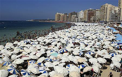 Tourists crowd a public beach during a hot day in the Mediterranean port city of Alexandria. Net photo.