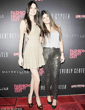 Kendall, left, and Kylie Jenner, right, linked arms on the red carpet for a Fashionu2019s Night Out event.  Net photo