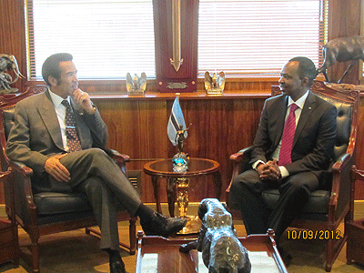 High Commissioner Karega (R) with President Khama during their meeting in Gaborone yesterday. The New Times / Courtesy.