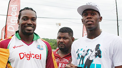 Olympic 100m champion and world record holder Usain Bolt(R) poses with West Indies' Chris Gayle. Net photo.