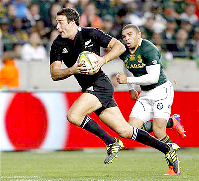 Richard Kahui (L) of New Zealand is chased by Brian Habana of South Africa during their Tri-Nations rugby union match in 2011.net