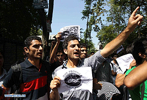 Kashmiri college students shout slogans during a protest against the controversial anti-Islam movie Innocence of Muslims in Srinagar, summer capital of Indian-controlled Kashmir, Sept. 15, 2012. Net photo.